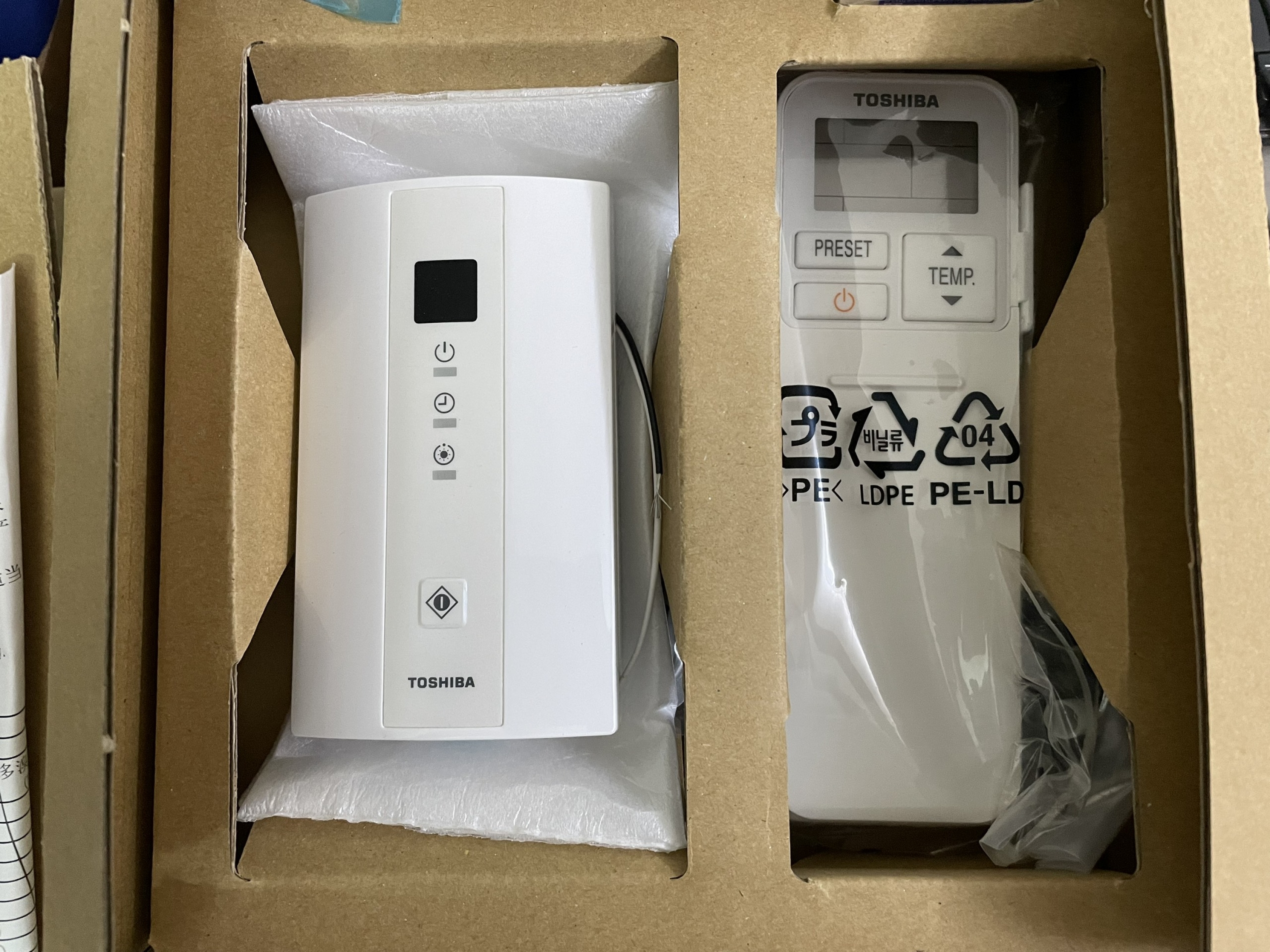 Điều khiển từ xa điều hoà âm trần nối ống Toshiba RBC-AXU31-E